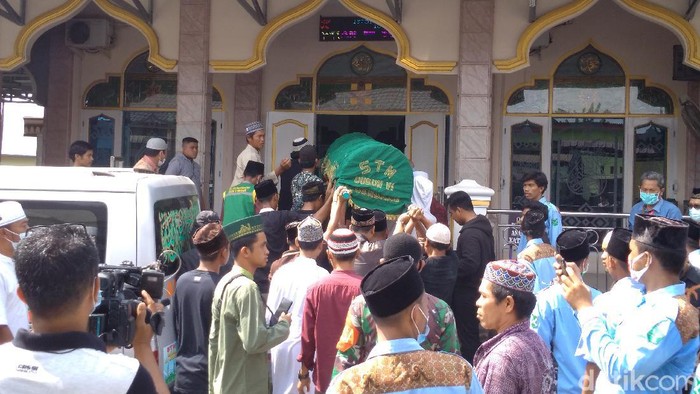 Jenazah korban tewas dalam kecelakaan bus vs Avanza di Sumut disalatkan.