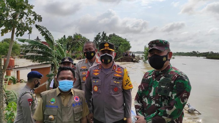Kapolda Metro, Pangdam Jaya dan Bupati Bekasi meninjau lokasi tanggul Sungai Citarum yang jebol di Desa Sumberurip, Pebayuran, Senin (22/2/2021).