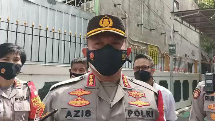 Kapolres Metro Jaksel Kombes Azis Andriansyah ingatkan pendukung Habib Rizieq tidak membuat kerumunan, di PN Jaksel, Senin (22/2/2021).