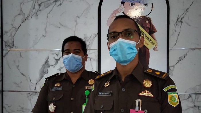 Kasi Pidsus Kejari Karangasem M Matulessy (kanan) dan Kasi Intel (kiri) saat memberikan keterangan. (Foto: Dok. Humas Kejari Karangasem)