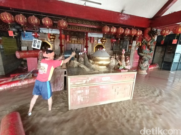 Yung An (65) sang penjaga kelenteng yang tetap tegar meski bekerja membersihkan kelenteng seorang diri. Yung An (65) sang penjaga kelenteng yang tetap tegar meski bekerja membersihkan kelenteng seorang diri.