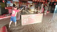 Yung An (65) sang penjaga kelenteng yang tetap tegar meski bekerja membersihkan kelenteng seorang diri.