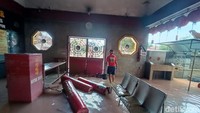 Air pada pukul 16.00 WIB, hari Senin (22/2) masih menggenangi kampung Benteng atau Kampung Cina yang berada di sekitaran Kelenteng Sian Djin Ku Poh di Desa Tanjungmekar, Kecamatan Karawang Barat.
