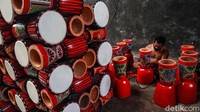 Selain proses melubangi kayu yang menggunakan mesin bubut, selebihnya pembuatan kendang jimbe dibuat dengan cara manual.