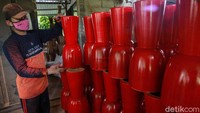 Pembuatan kendang jimbe berbahan baku utama kayu mahoni ini ikut terimbas pandemi.
