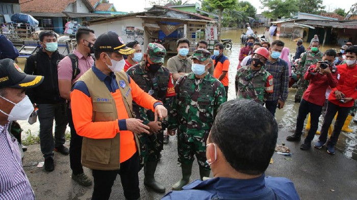 Kepala BNPB Doni Monardo meninjau banjir Karawang
