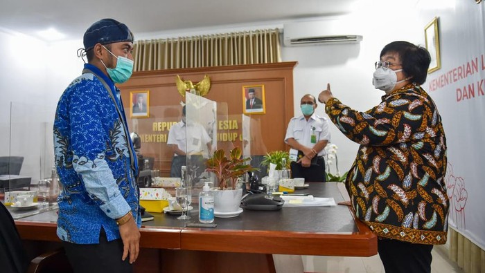 Ketua PP GMKI, Jefri Gultom, bersama Menteri LHK Siti Nurbaya Bakar.