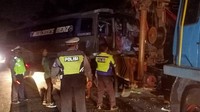 Polisi evakuasi bus dari lokasi kecelakaan (dok Polda Sumut)