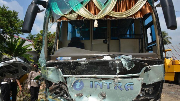 Kondisi mobil dan bus yang terlibat kecelakaan hingga menewaskan 9 orang remaja masjid di Tebing Tinggi, Sumut (dok Polda Sumut)