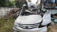 Kecelakaan mobil Avanza versus bus terjadi di Jalan Lintas di Tebing Tinggi, Sumut, pada Minggu (21/2) sekitar pukul 20.30 WIB. Dugaan sementara, mobil Avanza oleng hingga akhirnya mengakibatkan kecelakaan dengan bus. (dok Polda Sumut)