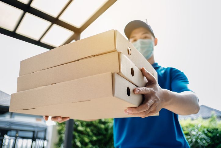Antarkan Pizza, Kurir Ini Dapat Tip Berupa Mobil Baru