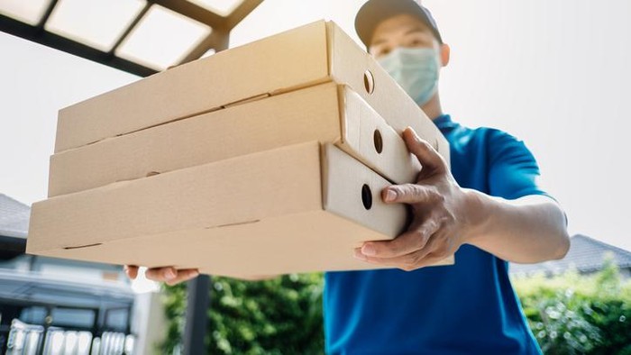 Antarkan Pizza, Kurir Ini Dapat Tip Berupa Mobil Baru