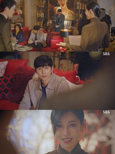 Aktor Lee Sang Woo hangat diperbincangkan setelah tampil sebagai cameo dalam drama Korea The Penthouse Season 2. Drakor ini dibintangi sang istri, Kim So Yeon, yang berperan sebagai 'ratu' dari Hera Palace. Penasaran aksi Lee Sang Woo di The Penthouse Season 2?