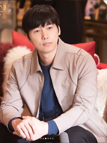 Aktor Lee Sang Woo hangat diperbincangkan setelah tampil sebagai cameo dalam drama Korea The Penthouse Season 2. Drakor ini dibintangi sang istri, Kim So Yeon, yang berperan sebagai 'ratu' dari Hera Palace. Penasaran aksi Lee Sang Woo di The Penthouse Season 2?