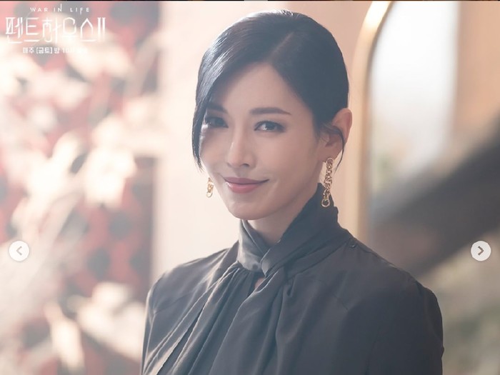 Aktor Lee Sang Woo hangat diperbincangkan setelah tampil sebagai cameo dalam drama Korea The Penthouse Season 2. Drakor ini dibintangi sang istri, Kim So Yeon, yang berperan sebagai ‘ratu’ dari Hera Palace. Penasaran aksi Lee Sang Woo di The Penthouse Season 2?