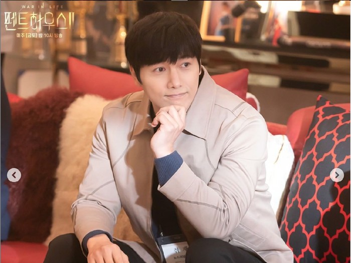 Lee Sang Woo di The Penthouse Season 2 Aktor Lee Sang Woo hangat diperbincangkan setelah tampil sebagai cameo dalam drama Korea The Penthouse Season 2. Drakor ini dibintangi sang istri, Kim So Yeon, yang berperan sebagai ‘ratu’ dari Hera Palace. Penasaran aksi Lee Sang Woo di The Penthouse Season 2?