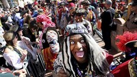 Parade Gasparilla meliputi musik, pernak pernik hingga marching band membuat banyak orang bersorak gembira. Pemain utama yang menarik perhatian adalah anggota krewe selaku penyelenggara festival yang berpakaian seperti bajak laut.