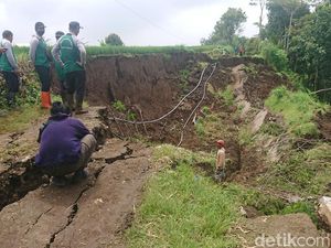 Jalan Longsor Memutus Akses Desa di Tulunganggung