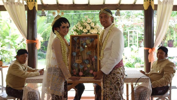 Fajar Widi dan pasangannya melangsungkan pernikahan dengan mahar satu keping Bitcoin.