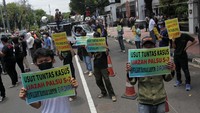 Mereka menuntut agar Kemendagri dan Kepolisian Republik Indonesia segera menindaklanjuti laporan yang ditujukan kepada Eva Dwiana atas dugaan penggunaan ijazah palsu.