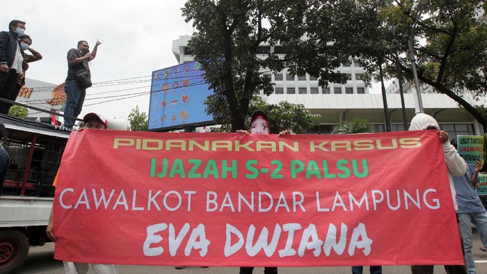 Massa LSM Infosos Lampung Geruduk Kemendagri Massa LSM Informasi Sosial (Infosos) Lampung berdemo di depan Gedung Kementerian Dalam Negeri, Jakarta, Senin (22/2/2021). Mereka mendesak Kemendagri mengusut laporan kasus ijazah palsu.