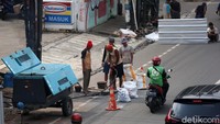 Permukaan Jl Mampang Prapatan Raya masih digali untuk proyek manhole saluran pelbagai kabel. Rencananya, proyek ini bakal mengakhiri gali lubang tutup lubang yang senantiasa ada di Mampang.