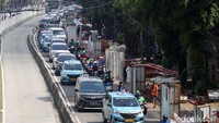 Tampak kendaraan mengalami kemacetan karena separuh jalan dipakai proyek.