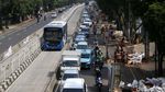 Mengular di Jalan Mampang Gegara Galian Manhole