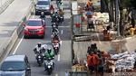 Mengular di Jalan Mampang Gegara Galian Manhole