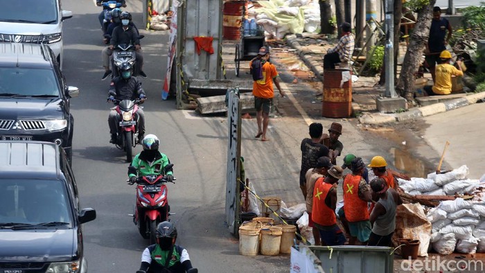 Mengular di Jalan Mampang Gegara Galian Manhole Proyek manhole saluran pelbagai kabel tengah dikerjakan di Jl Mampang Prapatan Raya, Jakarta Selatan. Akibatnya kemacetan terjadi karena separuh jalan dipakai proyek.