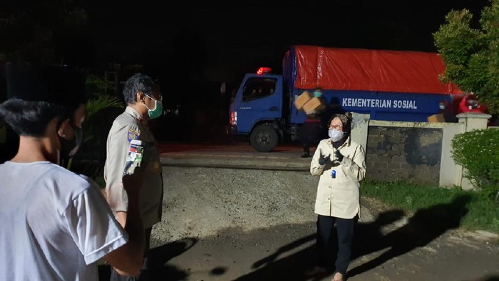 Mensos Risma beri bantuan ke korban banjir di Kabupaten Bekasi (Istimewa)