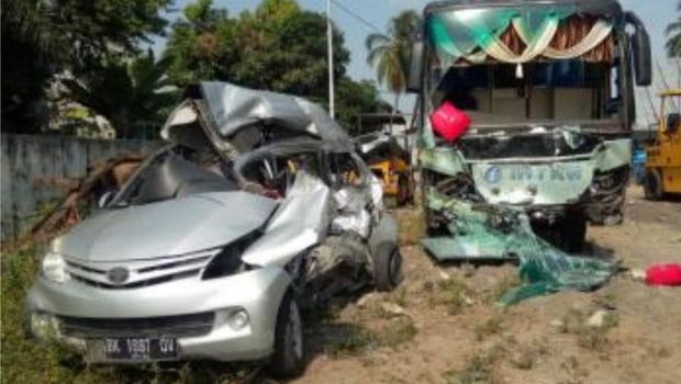 Penampakan mobil Avanza dan bus yang terlibat kecelakaan di Tebing Tinggi, Sumut, Minggu (21/2/2021).