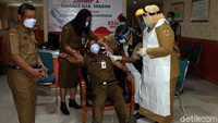 Pantauan di Gedung Unit Pelayanan Terpadu Penanggulangan Kemiskinan (UPTPK), Senin (22/2), Yuni tampak memakai baju dinas ASN kemudian dilapis rompi berwarna putih dengan menutup wajahnya dengan face shield. Yuni lalu mulai menyuntikkan vaksin Corona ke pejabat Pemkab Sragen seperti sekda dan jajaran kepala dinas.