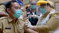 Vaksinasi virus Corona atau COVID-19 tahap kedua dimulai di Sragen. Bupati Sragen, Kusdinar Untung Yuni Sukowati, turut menjadi vaksinator bagi para pejabat Pemerintah Kabupaten (Pemkab) Sragen.