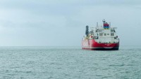Kapal akan bersandar selama dua minggu di fasilitas mooring PLTGU Jawa-1 di perairan Subang untuk mengurangi kepadatan di Pelabuhan Tanjung Priok.