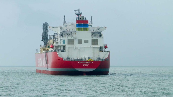 Kapal Floating Storage Regasification Unit (FSRU) Jawa Satu berlabuh di kawasan perairan Pelabuhan Patimban, Subang, Jawa Barat. Kapal akan bersandar selama dua minggu kedepan.