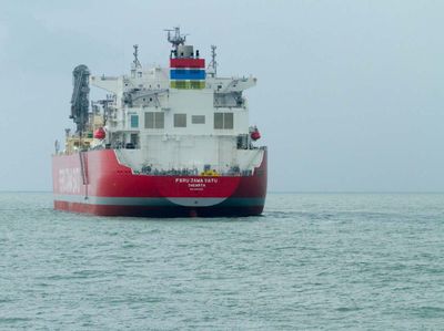 Momen Kapal FSRU Bersandar di Pelabuhan Patimban Subang