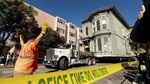 Momen Unik Pemindahan Rumah di San Francisco