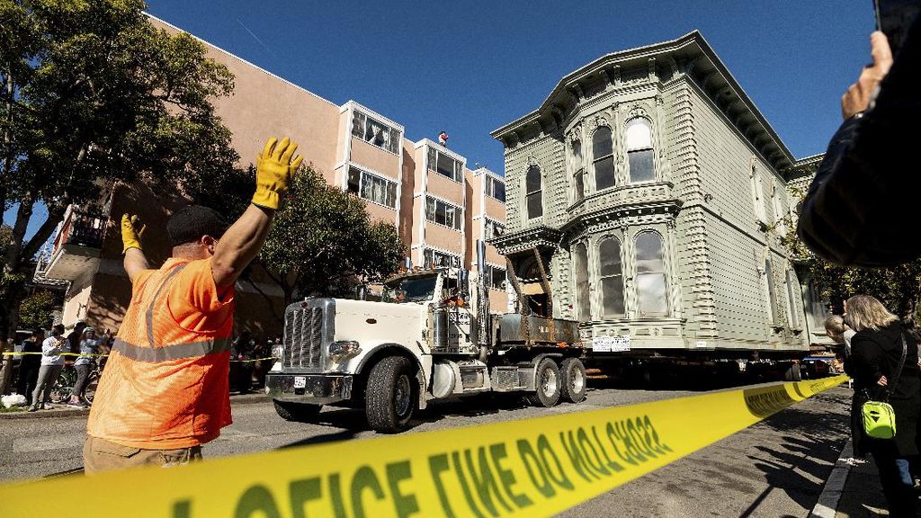Momen Unik Pemindahan Rumah di San Francisco