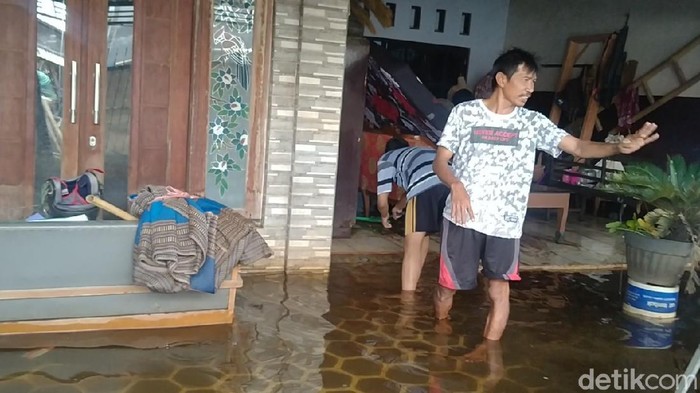 Mulyiantono (49), korban banjir warga Tirto, Pekalongan Barat, Kota Pekalongan, Senin (22/2/2021).
