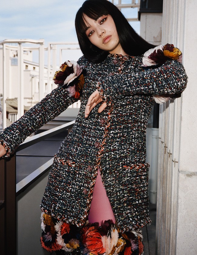Nana Komatsu juga punya postur tubuh serupa dengan Lisa BLACKPINK dan Suzy. Seperti Suzy, ia memiliki tinggi badan 168 cm, dan selisih 1 cm dengan Lisa BLACKPINK yang tinggi badannya 167 cm. Foto: dok. i-D Magazine