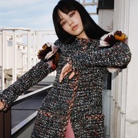 Nana Komatsu juga punya postur tubuh serupa dengan Lisa BLACKPINK dan Suzy. Seperti Suzy, ia memiliki tinggi badan 168 cm, dan selisih 1 cm dengan Lisa BLACKPINK yang tinggi badannya 167 cm. Foto: dok. i-D Magazine