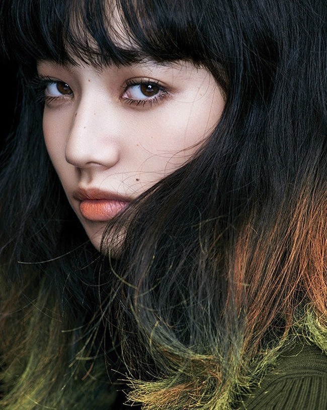 Lisa BLACKPINK dikenal dengan imej chic dan feminin. Sementara, Suzy dikenal sebagai salah satu visual terbaik Korea dan mendapat julukan “Nation’s First Love”. Netizen Korea menemukan kemiripan keduanya pada Nana Komatsu. Foto: dok. Dazed