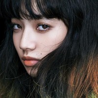 Lisa BLACKPINK dikenal dengan imej chic dan feminin. Sementara, Suzy dikenal sebagai salah satu visual terbaik Korea dan mendapat julukan “Nation’s First Love”. Netizen Korea menemukan kemiripan keduanya pada Nana Komatsu. Foto: dok. Dazed