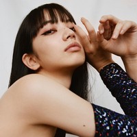 Kemiripan Nana Komatsu dengan Lisa BLACKPINK dan Suzy terlihat dari fitur wajahnya. Ia memiliki bentuk bibir dan hidung seperti dua idol KPop itu, bahkan gaya rambutnya mirip Lisa BLACKPINK. Foto: dok. Vice