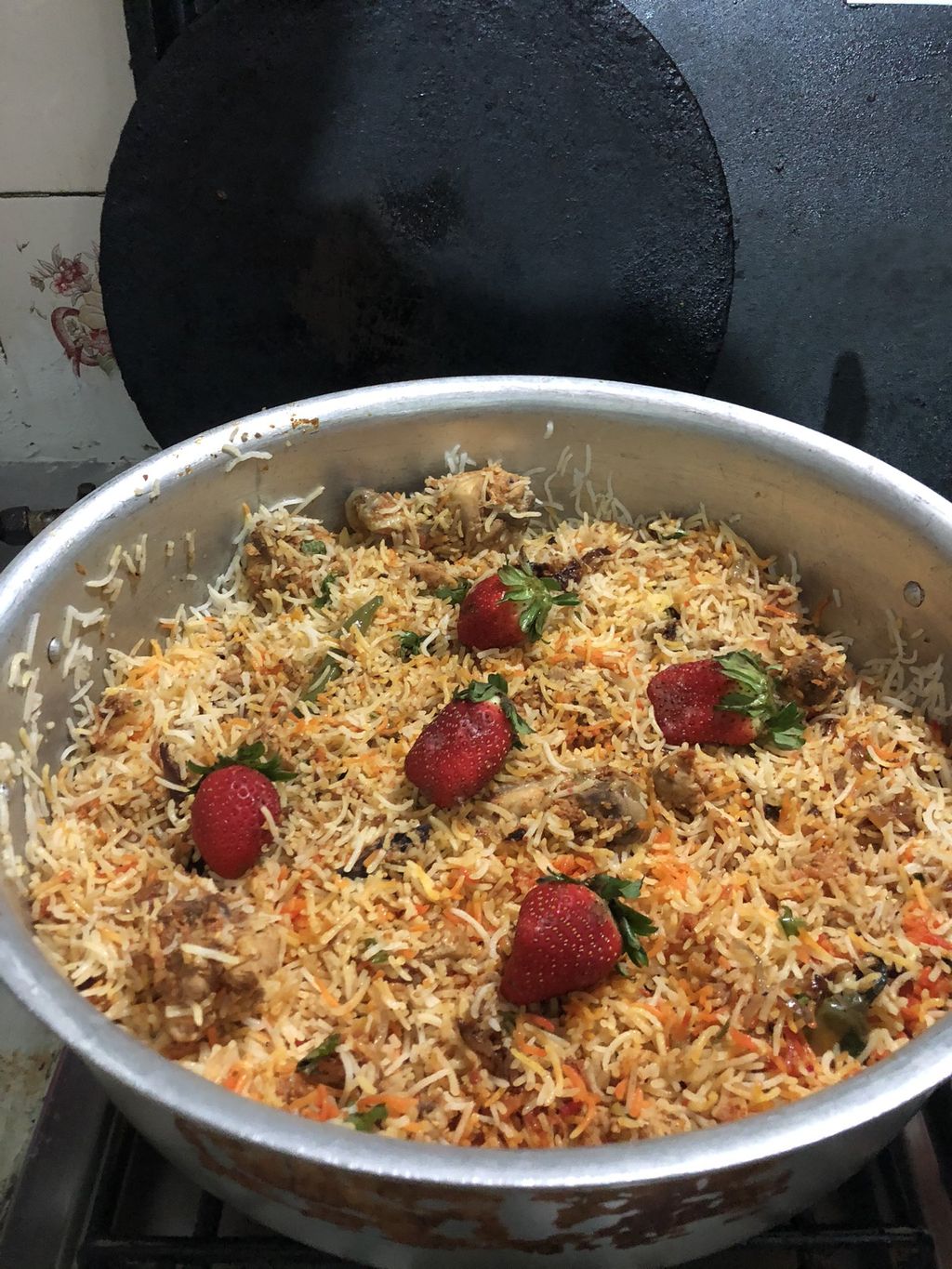 Penistaan! Nasi Biryani Ini Diberi Topping Buah Strawberry