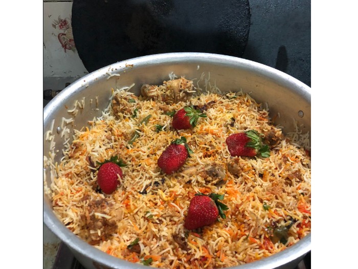 Nasi biryani pakai strawberry Penistaan! Nasi Biryani Ini Diberi Topping Buah Strawberry