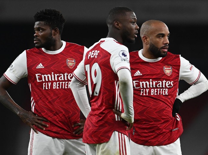 LONDON, ENGLAND - JANUARY 30: Thomas Partey, Nicolas Pepe and Alexandre Lacazette of Arsenal stand over a free kick during the Premier League match between Arsenal and Manchester United at Emirates Stadium on January 30, 2021 in London, England. Sporting stadiums around the UK remain under strict restrictions due to the Coronavirus Pandemic as Government social distancing laws prohibit fans inside venues resulting in games being played behind closed doors. (Photo by Andy Rain - Pool/Getty Images)