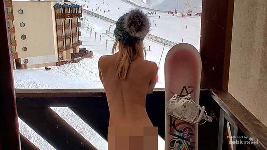 Ekstrem Banget, Wanita Ini Telanjang Saat Main Ski