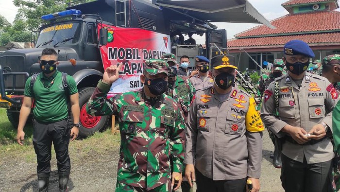 Pangdam Jaya Mayjen TNI Dudung Abdurrachman dan Kapolda Metro Jaya Irjen Fadil Imran tinjau penanganan banjir di Pebayuran, Kabupaten Bekasi, Senin (22/2/2021).